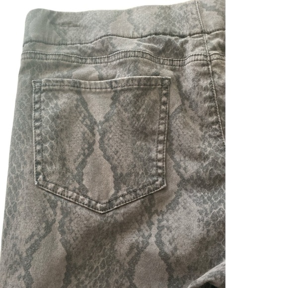 NYDJ pants,  jeans jeggings, size 10, pull on style, snake print. - Picture 3 of 7